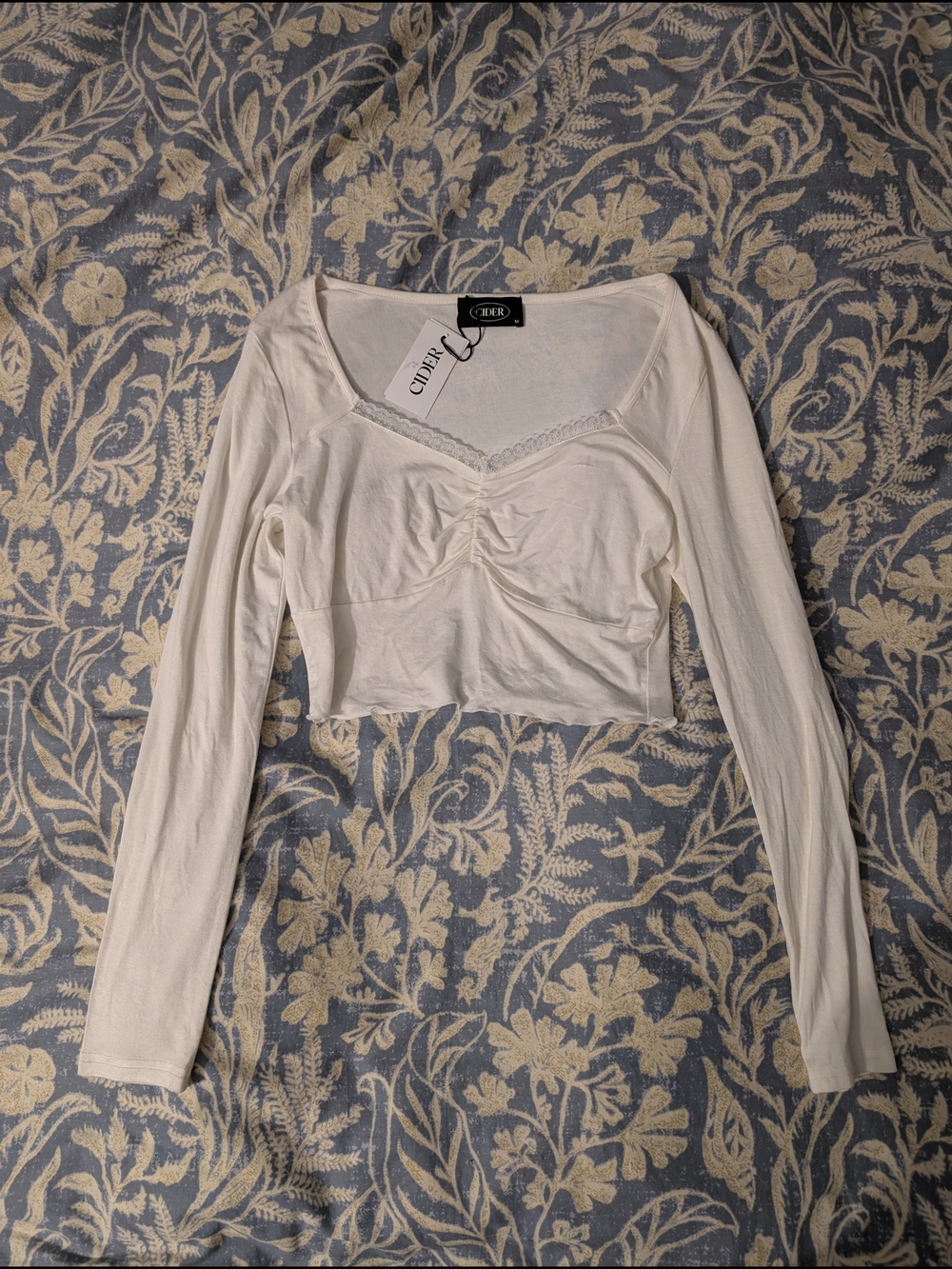Cider Off White Long-Sleeve Ruched Lace-Trim Crop Top